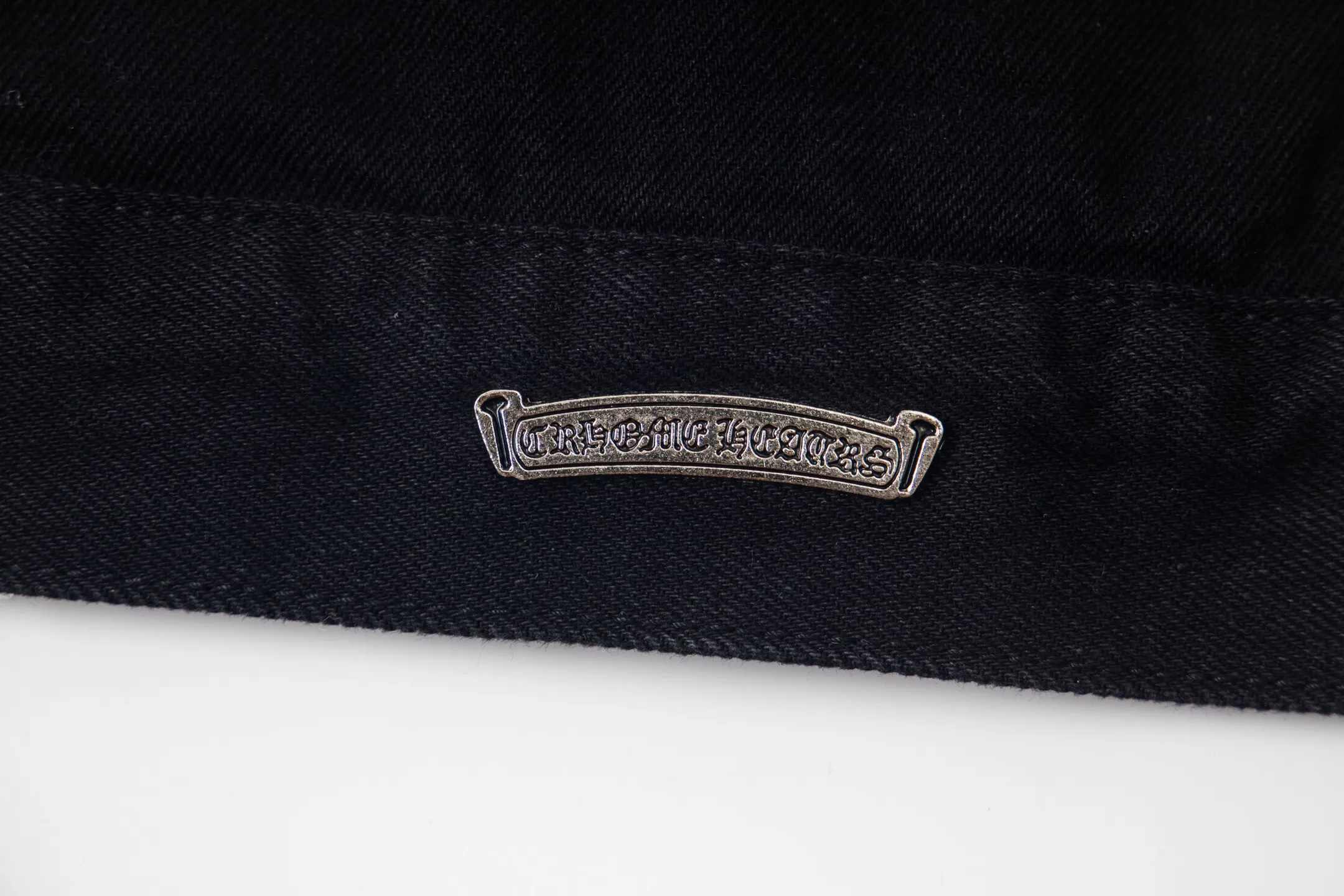 P360 version (lamb wool) Chrome Hearts Chrome Hearts colorful patchwork lamb fur collar jacket, the same style as the Internet celebrity star's cross-printed denim jacket, with unique cross design elements and full design sense. It is made of 100% denim cotton fabric with heavy coarse yarn count, which ensures a stiff and tough silhouette while being soft, comfortable and breathable. The lapel is designed with silver buttons and is full of texture. The classic white cross logo is all over the dress, making it a perfect versatile style for spring and summer! The original loose version is made of high-quality pure cotton fabrics. The fabric pattern is high-definition and delicate without burrs. It is comfortable and breathable to wear. All the buttons are molded and customized. It is casual and fashionable and can be matched with any bottoms. It can be windproof and sunproof in spring and summer. It can be worn outside in autumn and winter! Easily concave shape makes you look slimmer and taller, perfect for both men and women! Style number: 1838# Color: Black Size: S M L XL